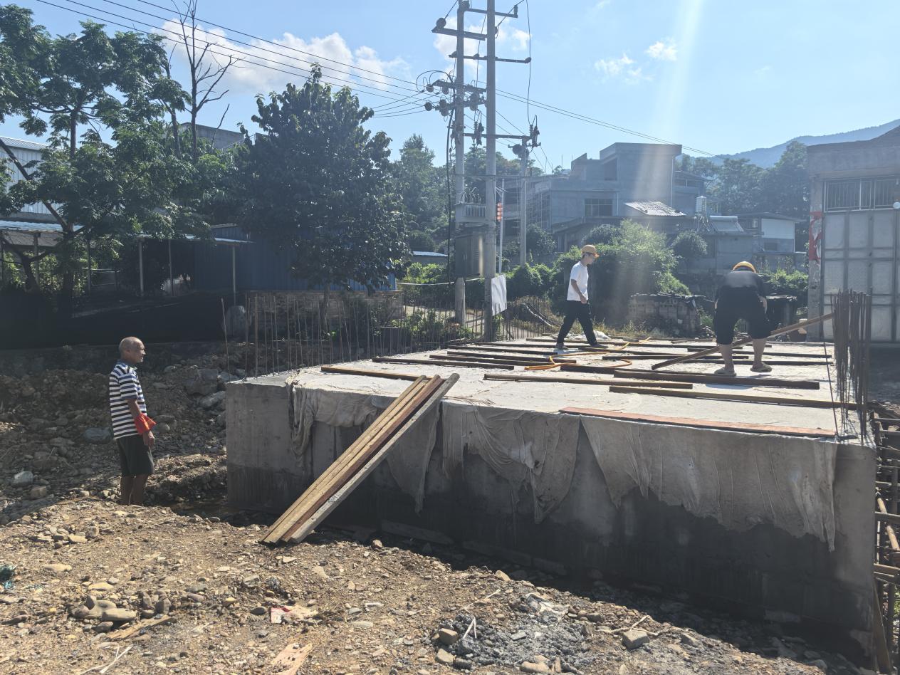 涔天河镇会合村监督员查看桥梁项目施工情况(唐湜/摄)