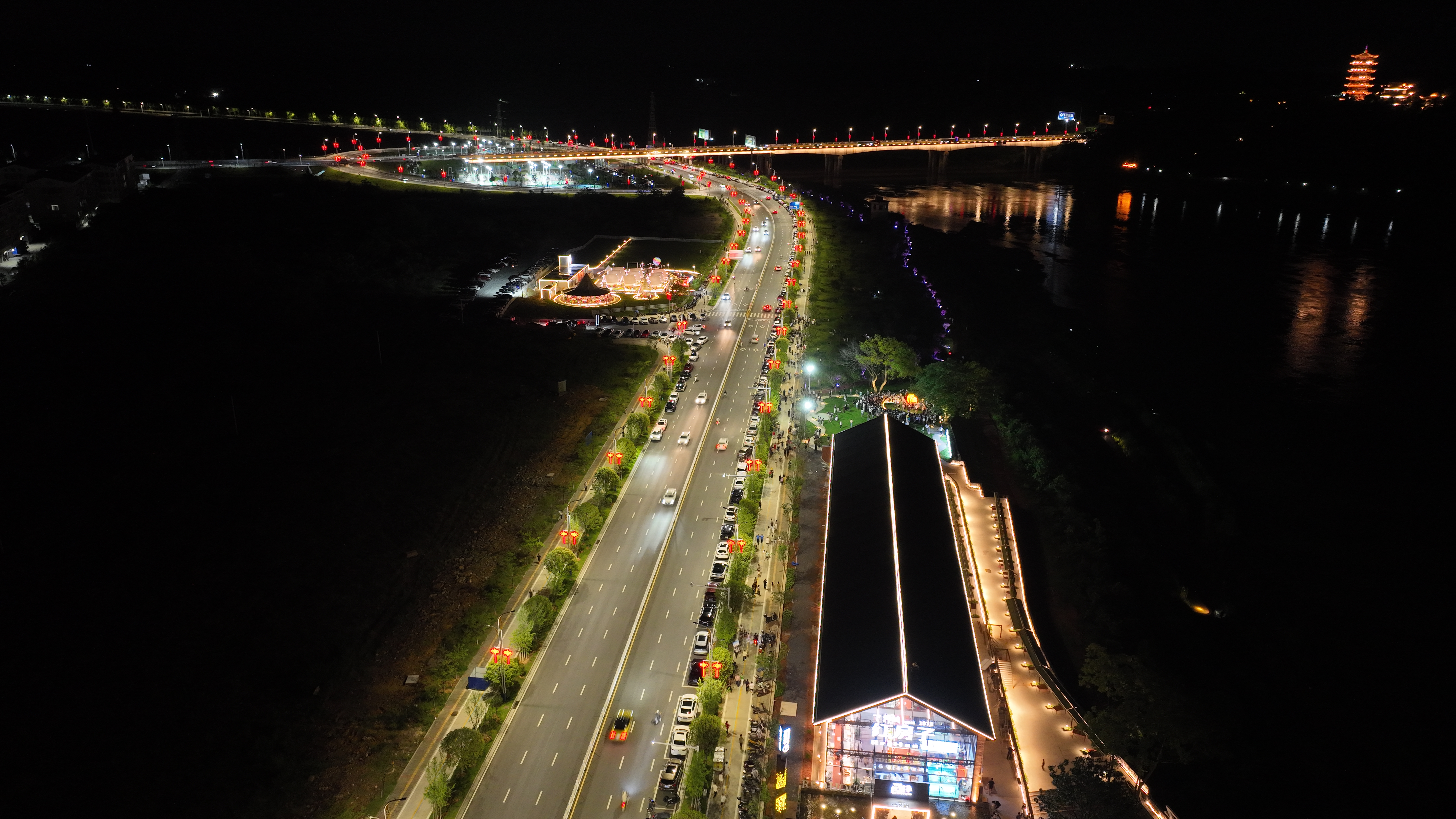 優化新增停車設施后的湘江西路,車輛出行、停放井然有序。(王庚娣/攝)
