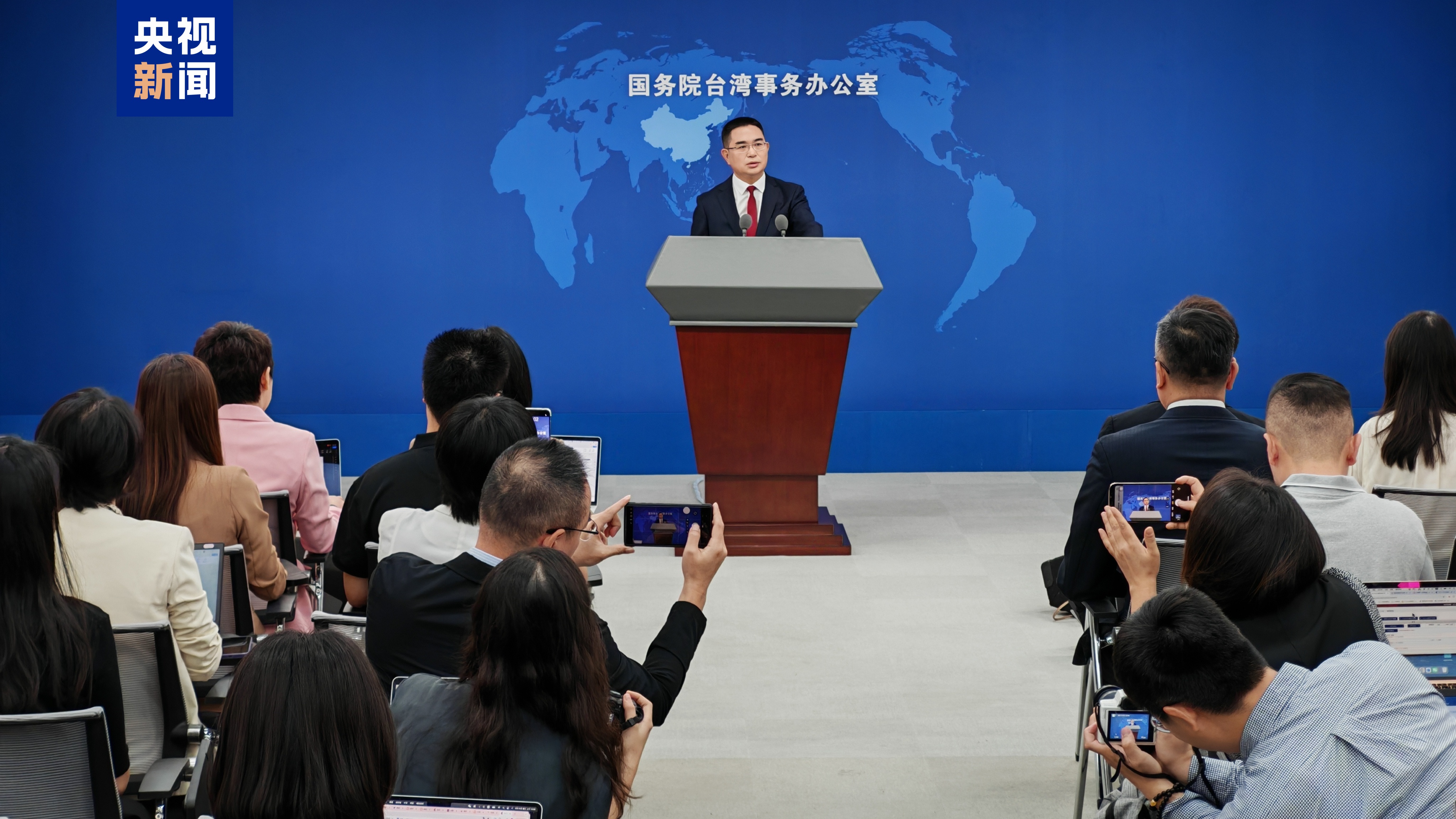 九三阅兵引岛内高度关注 国台办：中华儿女无不为身为中国人而骄