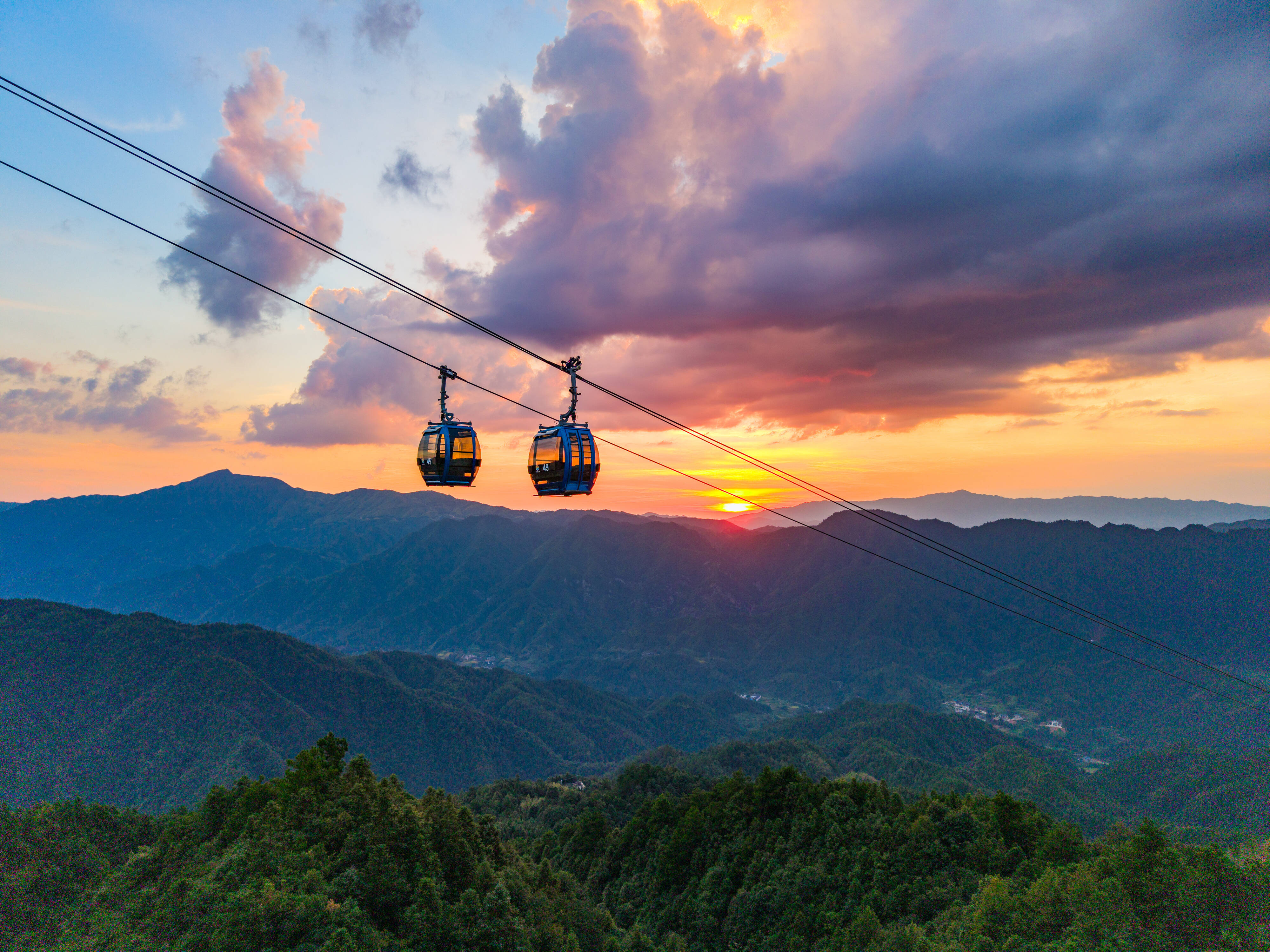 （晨光中的雪峰山索道）