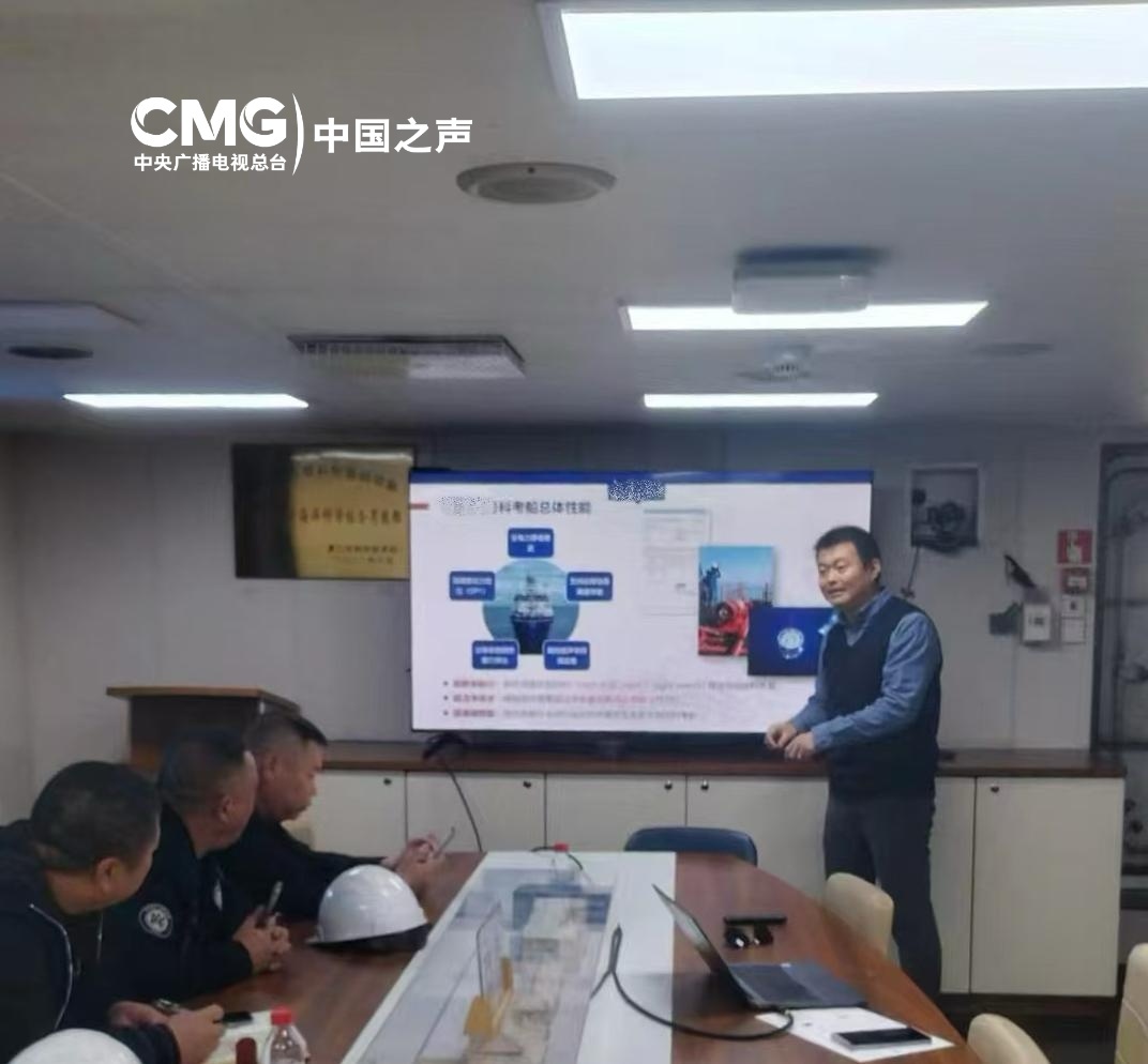 渔民们调研科考船相关情况