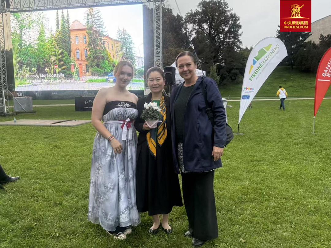 當地熱心觀眾給紀錄片《鄔達克》總導演、製片人陳慶送花