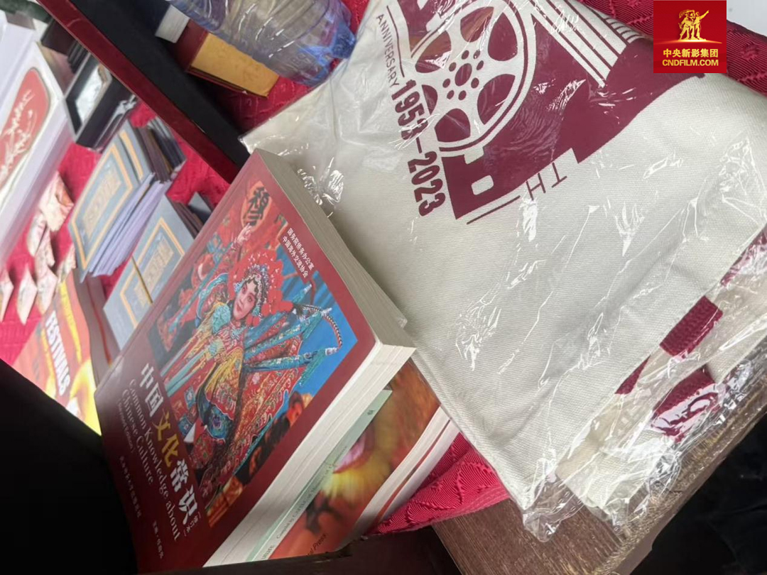 紀錄片《鄔達克》徽章、帆布包及主題冰箱貼受到當地市民的喜愛