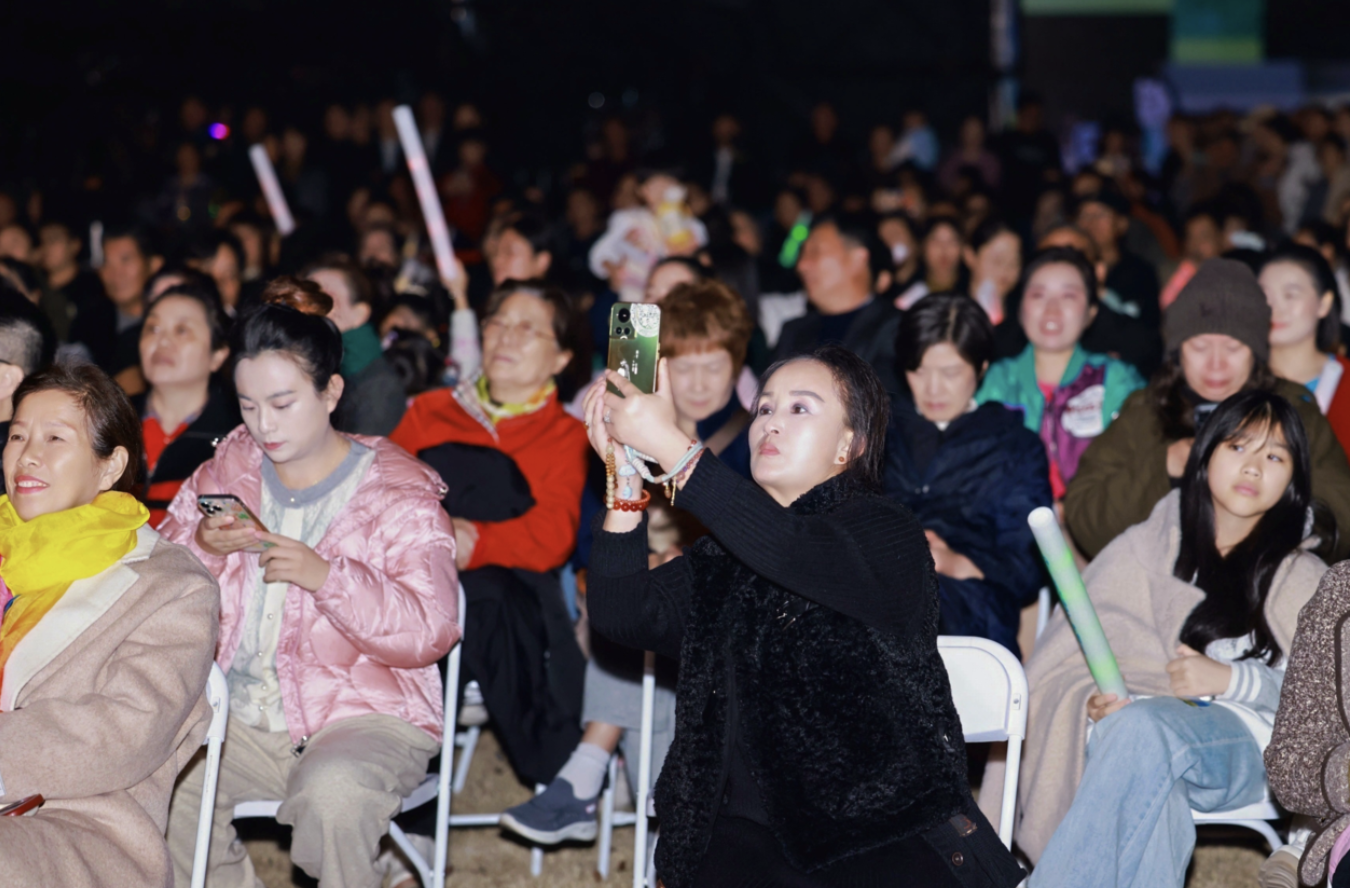 现场听众拍照留念