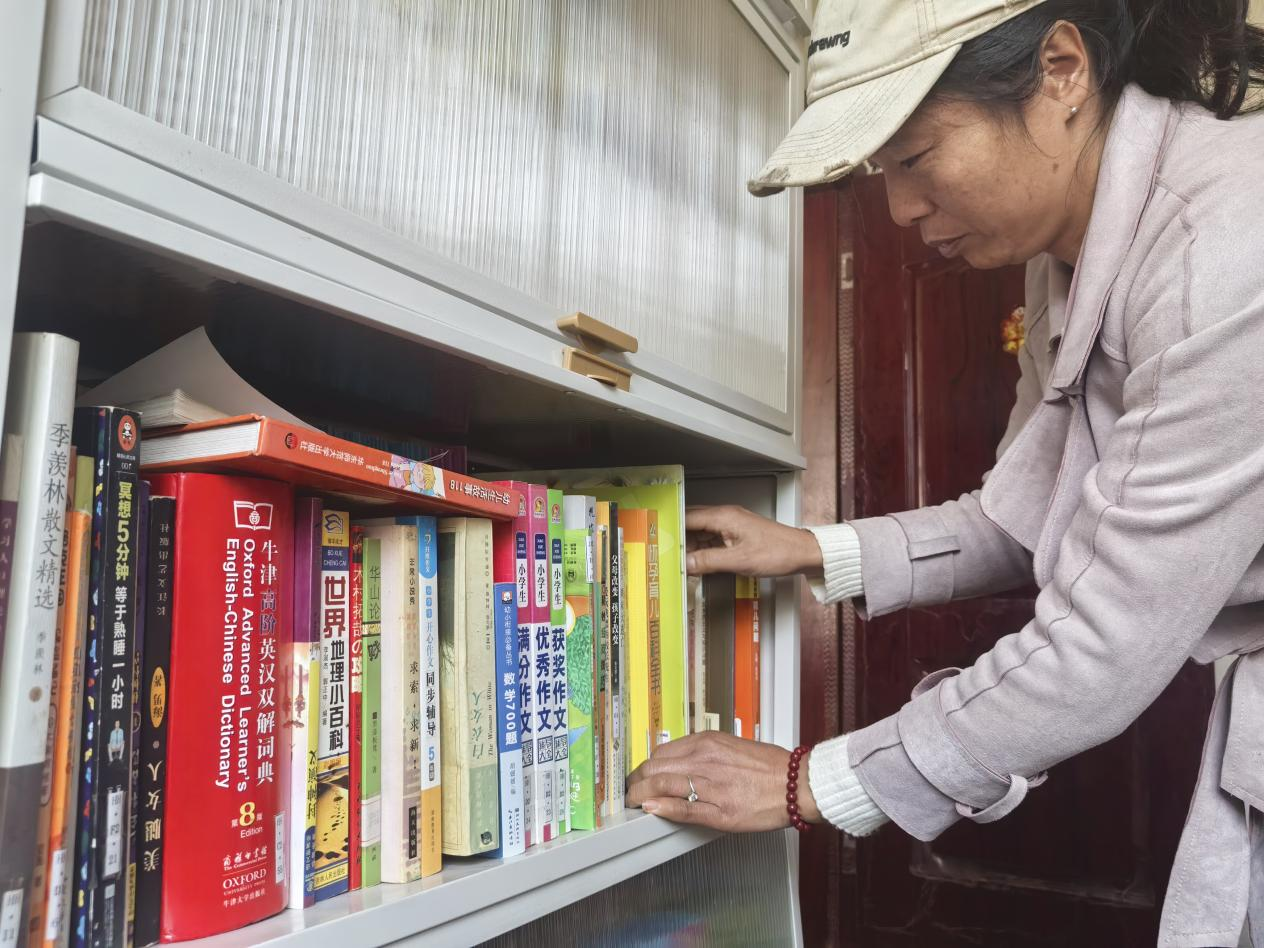 “热心人”郭桃园自告奋勇担任书屋管理员(谭卫国/摄)