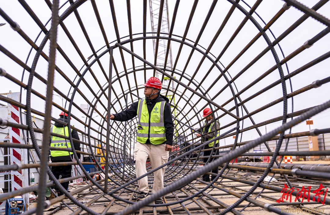 (12月4日,G354黃興大道至機場中軸大道段(湘府東路東延)項目,施工人員正在進行成品質量檢查驗收。)