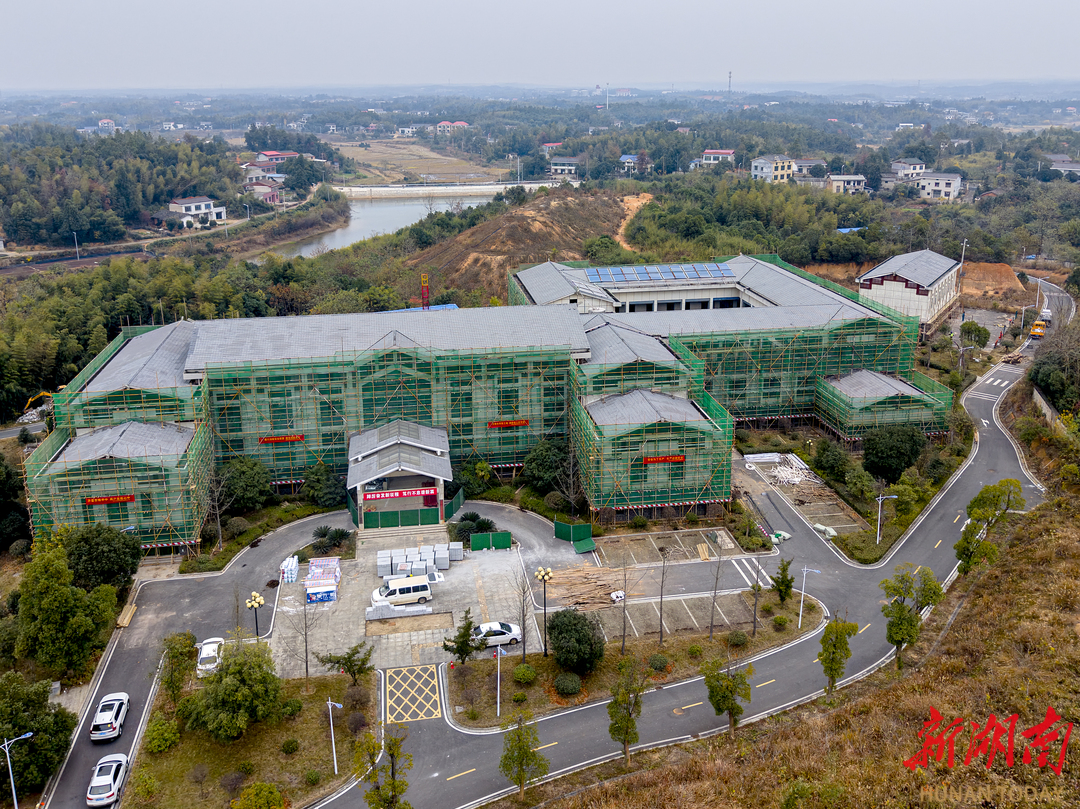 (12月4日,位于長沙市望城區的湖南省殘疾人托養服務中心重度殘疾人托養綜合樓精裝修工程施工正酣,外墻施工、消防施工、暖通、水電改造正同步進行。)