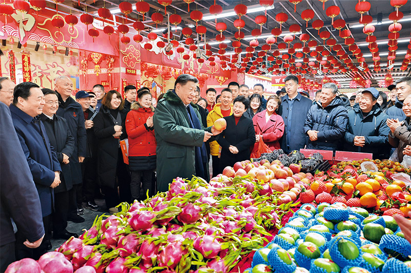 2025年1月22日至24日,中共中央总书记、国家主席、中央军委主席习近平冒着严寒来到辽宁,看望慰问基层干部群众。这是23日上午,习近平在沈阳大东副食品商场考察时,同店主和顾客亲切交流。