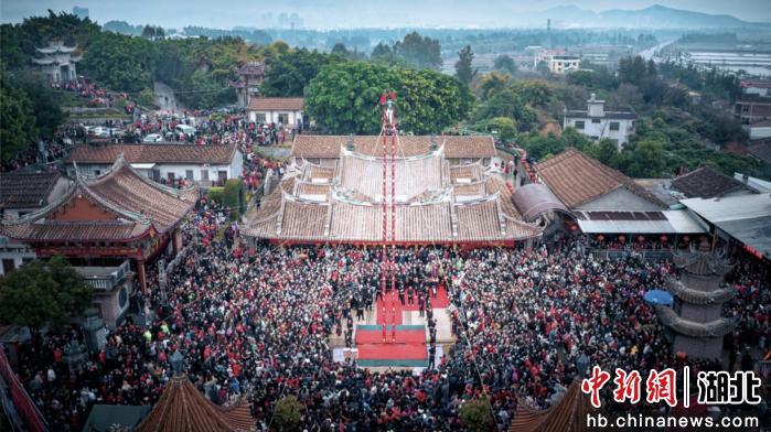 图为莆禧村的爬刀梯表演。