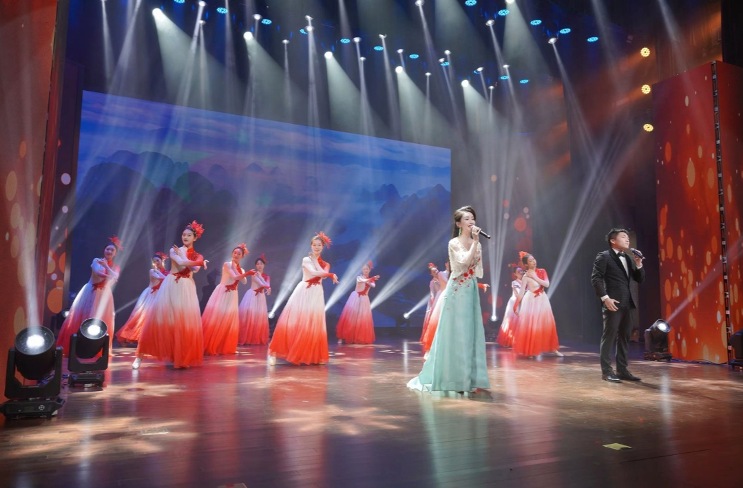 廖俊峰(右)与权琳丽(左)演唱《领航新时代》。
