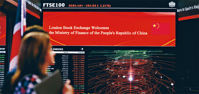 当地时间2025年4月2日,中国财政部代表中央政府在英国伦敦成功簿记发行了60亿元人民币绿色主权债券,这是中国财政部在伦敦发行的首笔人民币绿色主权债券。4月3日上午,中国财政部在伦敦证券交易所举行仪式,图为当日伦敦证券交易所的电子显示屏。