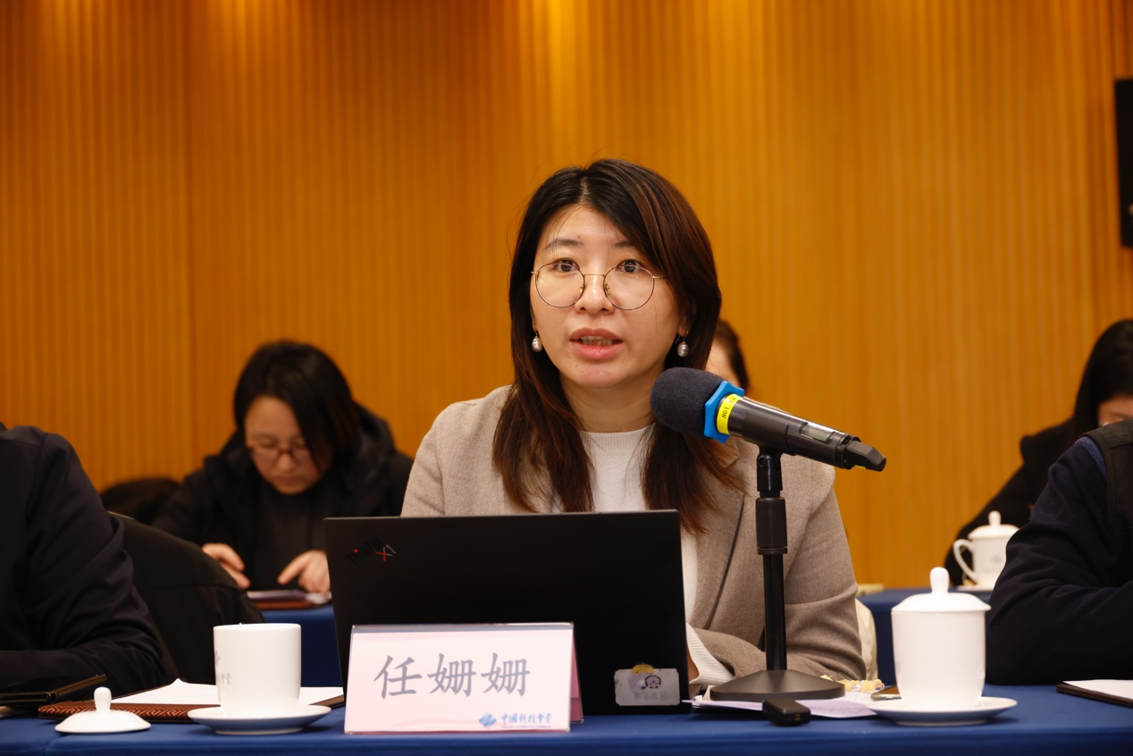 《人民日報》文藝部理論評論編輯室副主編任姍姍