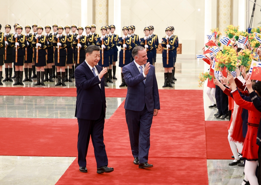 2月3日上午，國家主席習近平在北京人民大會堂同來華進行國事訪問的烏拉圭總統(tǒng)奧爾西舉行會談。這是會談前，習近平在人民大會堂北大廳為奧爾西舉行歡迎儀式。