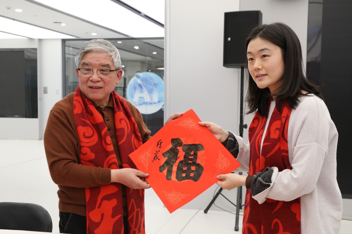 吴传义现场送“福”