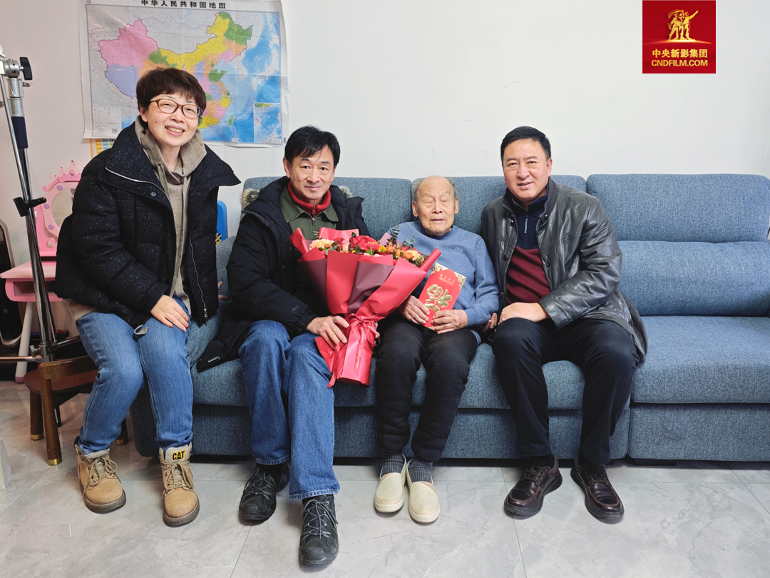 朱勤效看望張世明同誌（96歲）