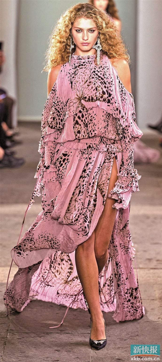 避免大面积高饱和度动物纹,通过小面积点缀加柔化材质的组合传递自然与灵性平衡