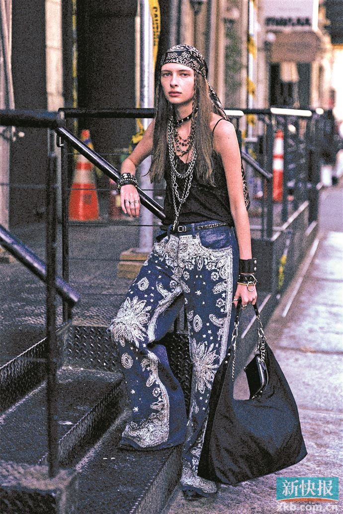 选1到2款核心单品如刺绣夹克、印花裤装,其余均以基础款衬托,方能凸显风格重点