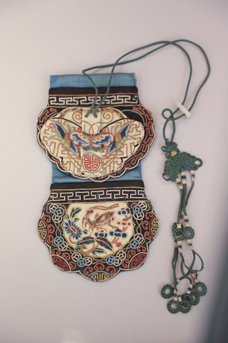 拉锁绣草虫纹“福寿绵绵”搭裢方荷包,时代:清晚期,地域、流派:北京