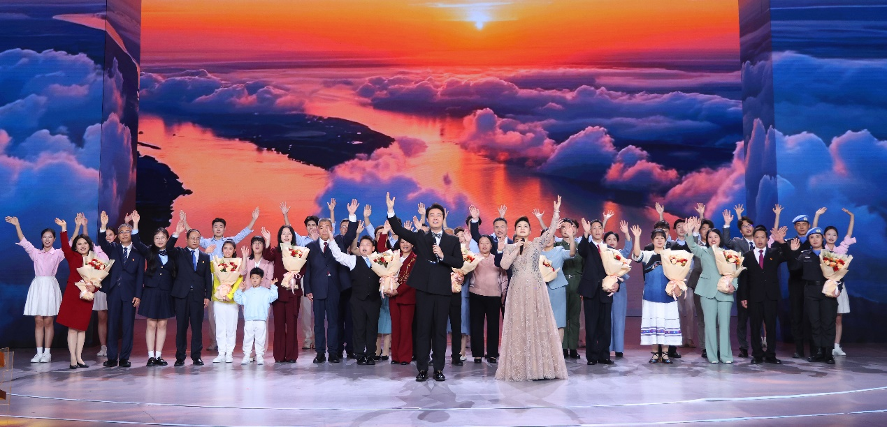 主题曲演唱《最美家庭》 表演:张英席、王莉和2026年“最美家庭”