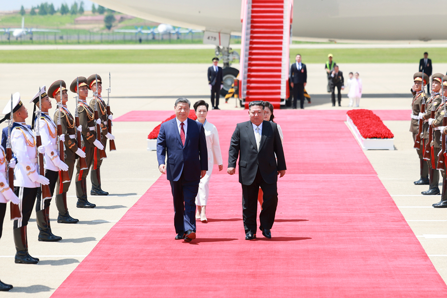&emsp;&emsp;6月8日中午，中共中央總書記、國家主席習近平乘專機抵達平壤，開始對朝鮮進行國事訪問。朝鮮勞動黨總書記、國務委員長金正恩和夫人李雪主到機場迎接習近平和夫人彭麗媛。