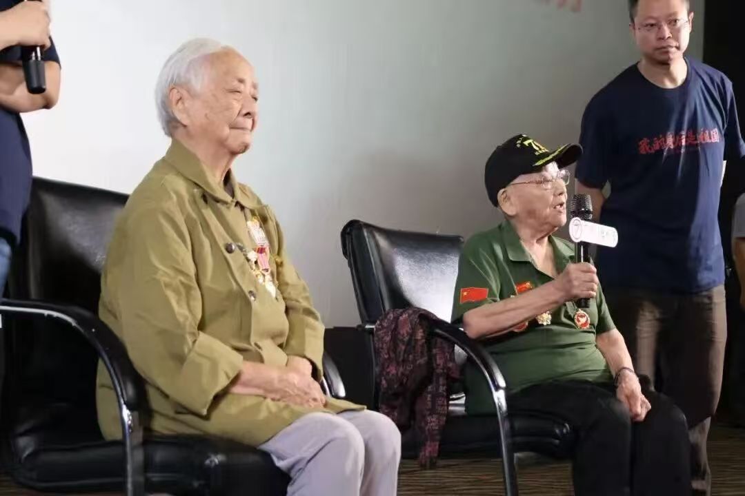 抗美援朝老战士蒋昭瑜（左）、侯亚力（中）、影片制片人彭韬（右）