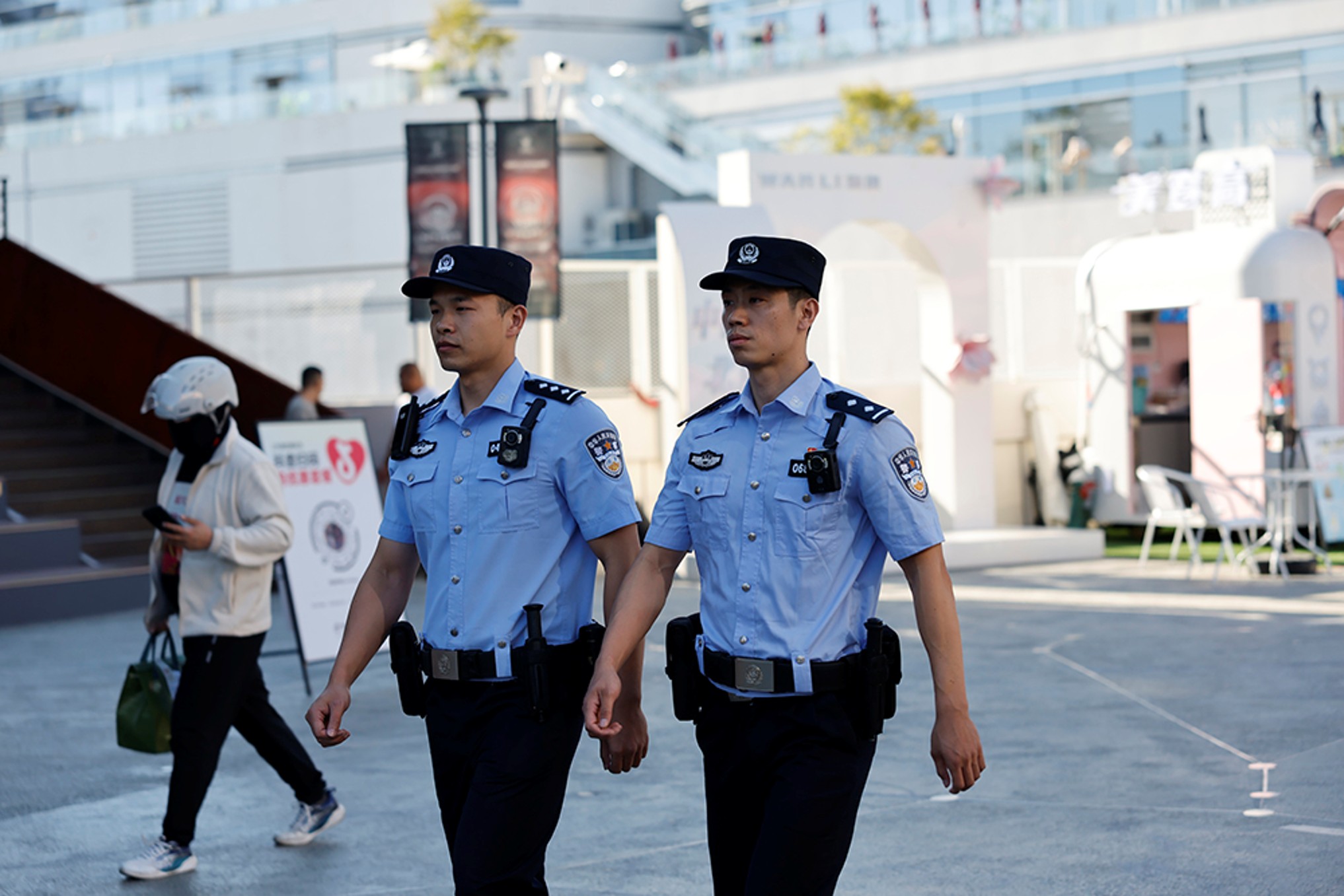 文景派出所民警在湾里·汀云小镇街区巡逻 央视网记者 谢博韬 摄