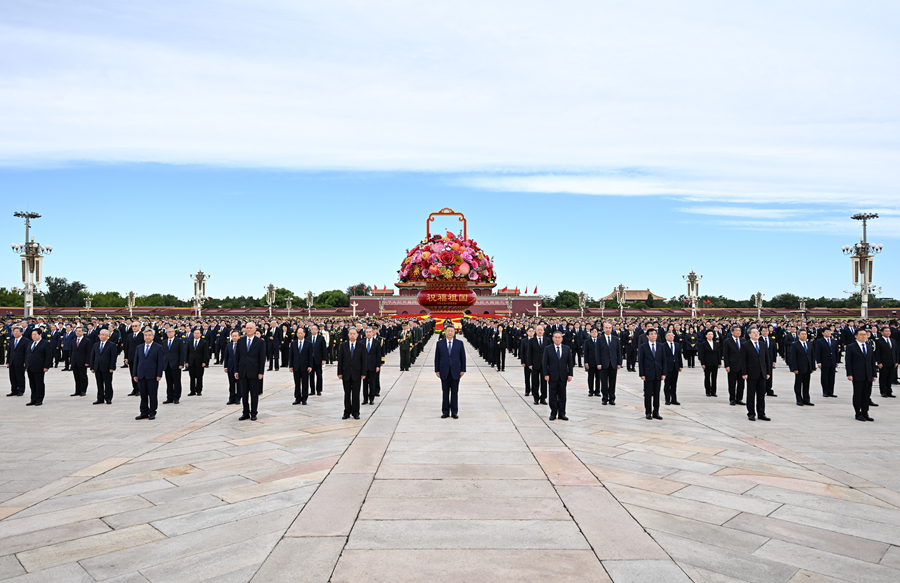 9月30日上午,党和国家领导人习近平、李强、赵乐际、王沪宁、蔡奇、丁薛祥、李希、韩正等来到北京天安门广场,出席烈士纪念日向人民英雄敬献花篮仪式。