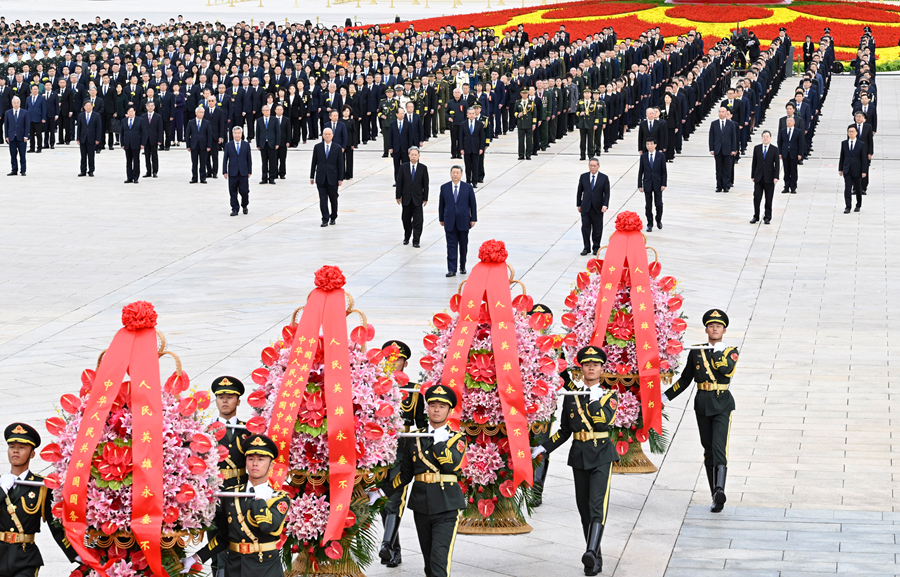 9月30日上午,党和国家领导人习近平、李强、赵乐际、王沪宁、蔡奇、丁薛祥、李希、韩正等来到北京天安门广场,出席烈士纪念日向人民英雄敬献花篮仪式。