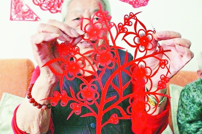 五张彩纸起家剪出美丽人生