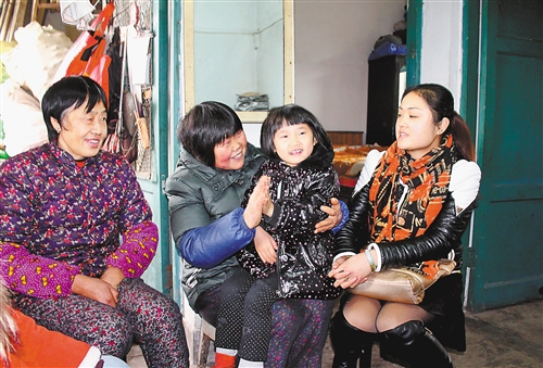 这个婆婆 天天麻将馆里蹭电视