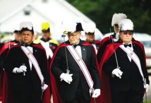 4月21日,美国哥伦布骑士团的成员在韦斯特镇一所教堂参加为化肥厂
