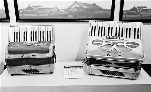 上世纪五十年代重庆生产的"长江牌"手风琴. 记者 熊明 摄