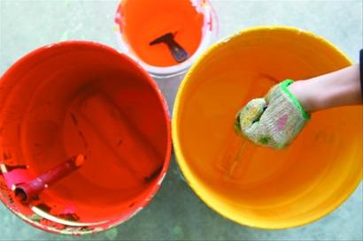 大学生白手创业实现自己墙画梦想