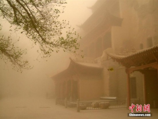 新疆甘肃遭强沙尘暴侵袭 场景似世界末日