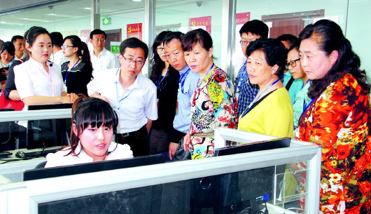 市民代表走进青岛市政府机关