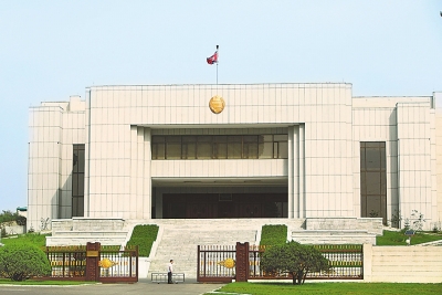 这是9月14日在朝鲜平壤拍摄的最高法院办公大楼.新华社发