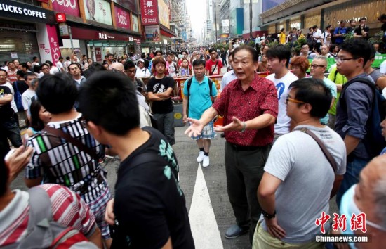 香港旺角民众怒斥占中示威者