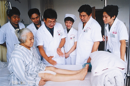 大医大德历沧桑 至臻至善谱华章_党建_共产党