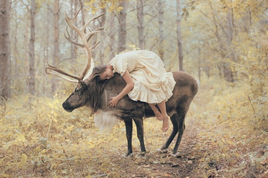 用生命拍照!美女一丝不挂与野兽拍亲密照(组图