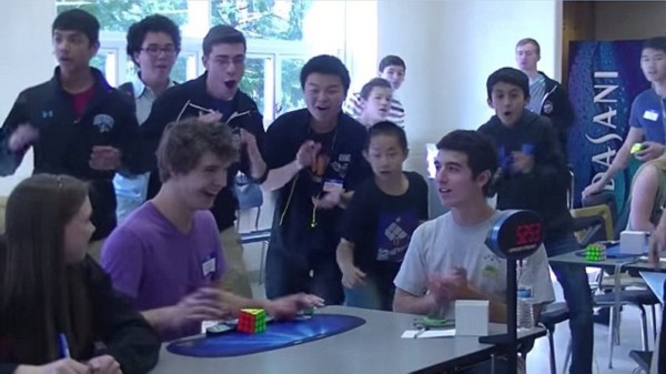 美国少年5.25秒刷新三阶魔方世界纪录