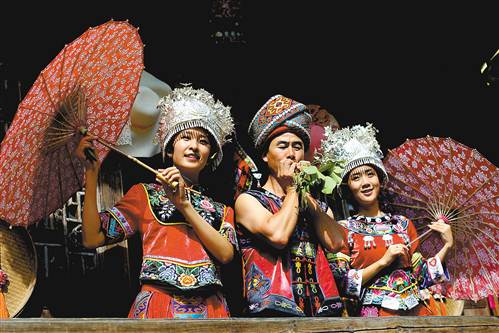 8月13日,酉阳桃花源景区,土家族民歌歌手用随手摘下的树叶吹奏