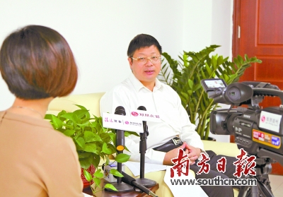 中共英德市委书记汪耿东接受"凤凰在县"栏目组采访.黄振 摄