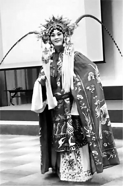 青年演员朱旭光表演经典豫剧《穆桂英挂帅》.