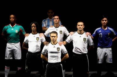 Football&nbsp;:&nbsp;4&nbsp;tenues&nbsp;de&nbsp;la&nbsp;prochaine&nbsp;Coupe&nbsp;du&nbsp;Monde&nbsp;dévoilées