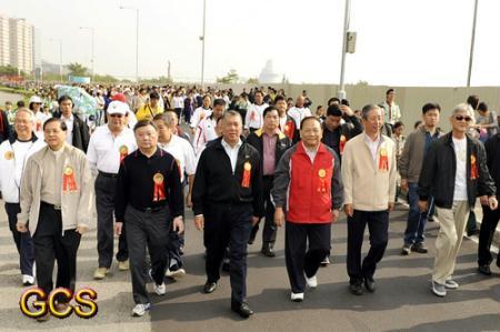 The annual Macao charity walk has raised 10 million patacas, or about 1.3 million US dollars. People from all sectors of society took to the streets Sunday morning for a good cause. 
