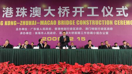 Chinese vice premier Li Keqiang(C) attends the inauguration ceremony of Hong Kong-Zhuhai-Macao bridge, the world's longest cross-sea bridge, in Zhuhai, south China's Guangdong Province, on Dec. 15, 2009. (Xinhua/Huang Jingwen)