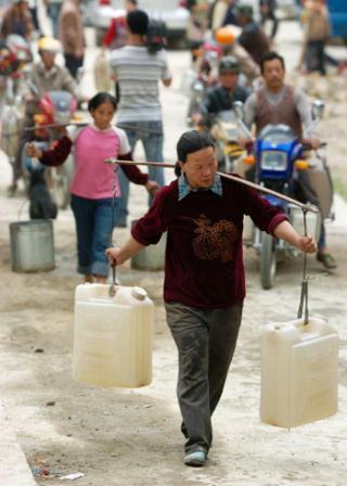 People&nbsp;carry&nbsp;drinking&nbsp;water&nbsp;at&nbsp;a&nbsp;water&nbsp;supply&nbsp;point&nbsp;of&nbsp;Wenqian&nbsp;village&nbsp;at&nbsp;Dongshan&nbsp;Township&nbsp;in&nbsp;Bama&nbsp;Yao&nbsp;Autonomous&nbsp;County,&nbsp;southwest&nbsp;China's&nbsp;Guangxi&nbsp;Zhuang&nbsp;Autonomous&nbsp;Region,&nbsp;March&nbsp;23,&nbsp;2010.&nbsp;Thirteen&nbsp;of&nbsp;total&nbsp;fourteen&nbsp;cities&nbsp;in&nbsp;Guangxi&nbsp;have&nbsp;been&nbsp;suffered&nbsp;with&nbsp;severe&nbsp;drought,&nbsp;and&nbsp;7.82&nbsp;million&nbsp;people&nbsp;are&nbsp;affected&nbsp;by&nbsp;the&nbsp;drought,&nbsp;according&nbsp;to&nbsp;local&nbsp;bureau&nbsp;of&nbsp;civil&nbsp;affairs.&nbsp;(Xinhua/Li&nbsp;Bin)