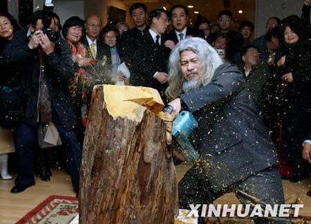 An exhibition showcasing the art of wood has opened in Shanghai. The mastermind behind the show is Kang Muxiang, a native of Taiwan who's been in the wood sculpting industry for decades.