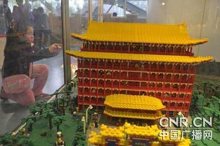 The&nbsp;more&nbsp;than&nbsp;a&nbsp;hundred&nbsp;composite&nbsp;works&nbsp;of&nbsp;art&nbsp;consisted&nbsp;of&nbsp;nearly&nbsp;ten&nbsp;million&nbsp;building&nbsp;blocks&nbsp;which&nbsp;weighs&nbsp;up&nbsp;to&nbsp;nearly&nbsp;three&nbsp;tons.