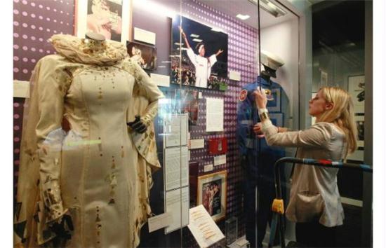 Fans of Whitney Houston are in for a treat! The Grammy Museum has unveiled an exhibition featuring her gowns, costumes, rare photos and other personal items in Los Angeles.